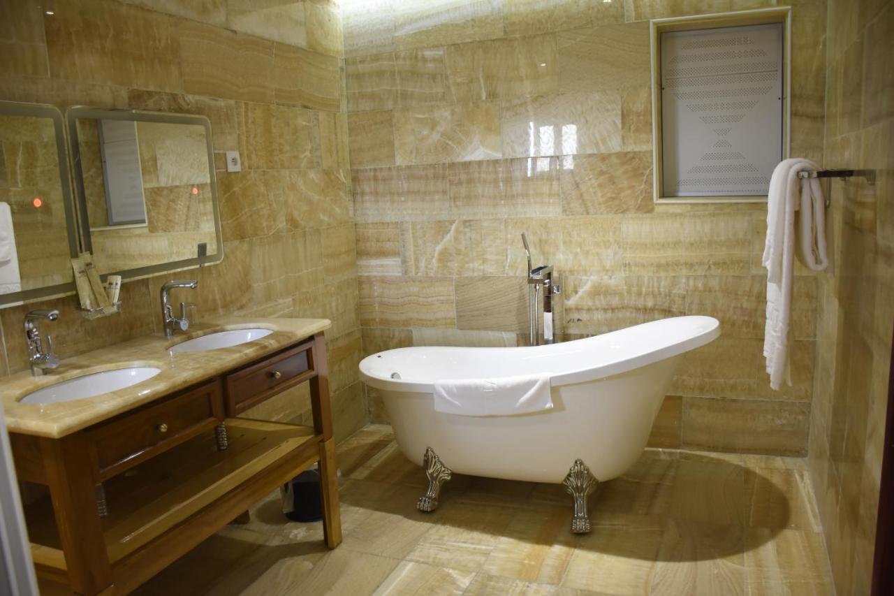 Hotel Royal Palace Douala Esterno foto