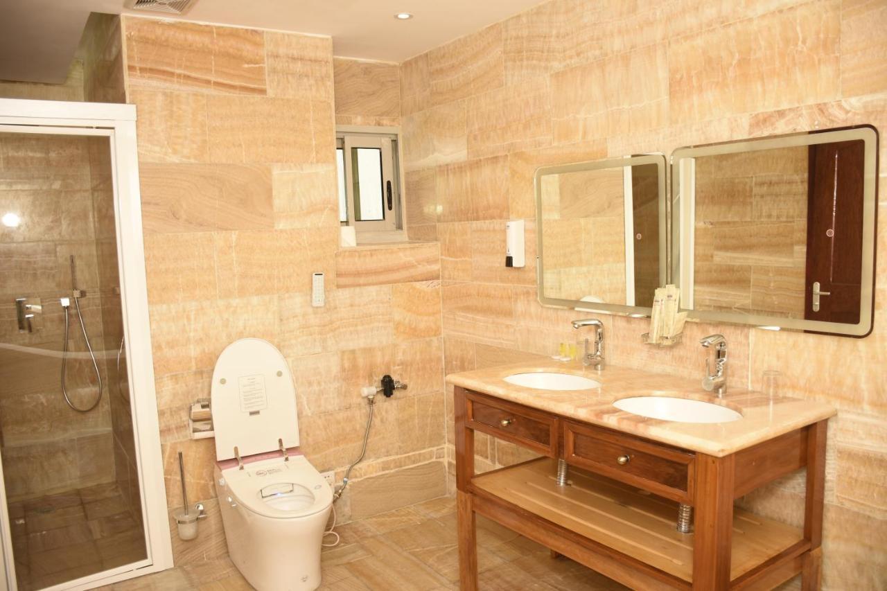 Hotel Royal Palace Douala Esterno foto