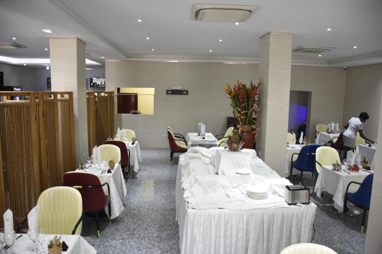 Hotel Royal Palace Douala Esterno foto