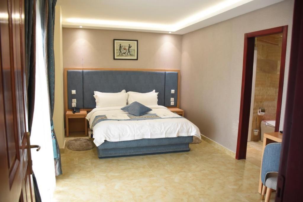 Hotel Royal Palace Douala Esterno foto
