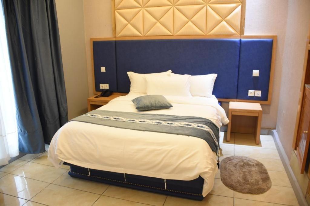 Hotel Royal Palace Douala Esterno foto