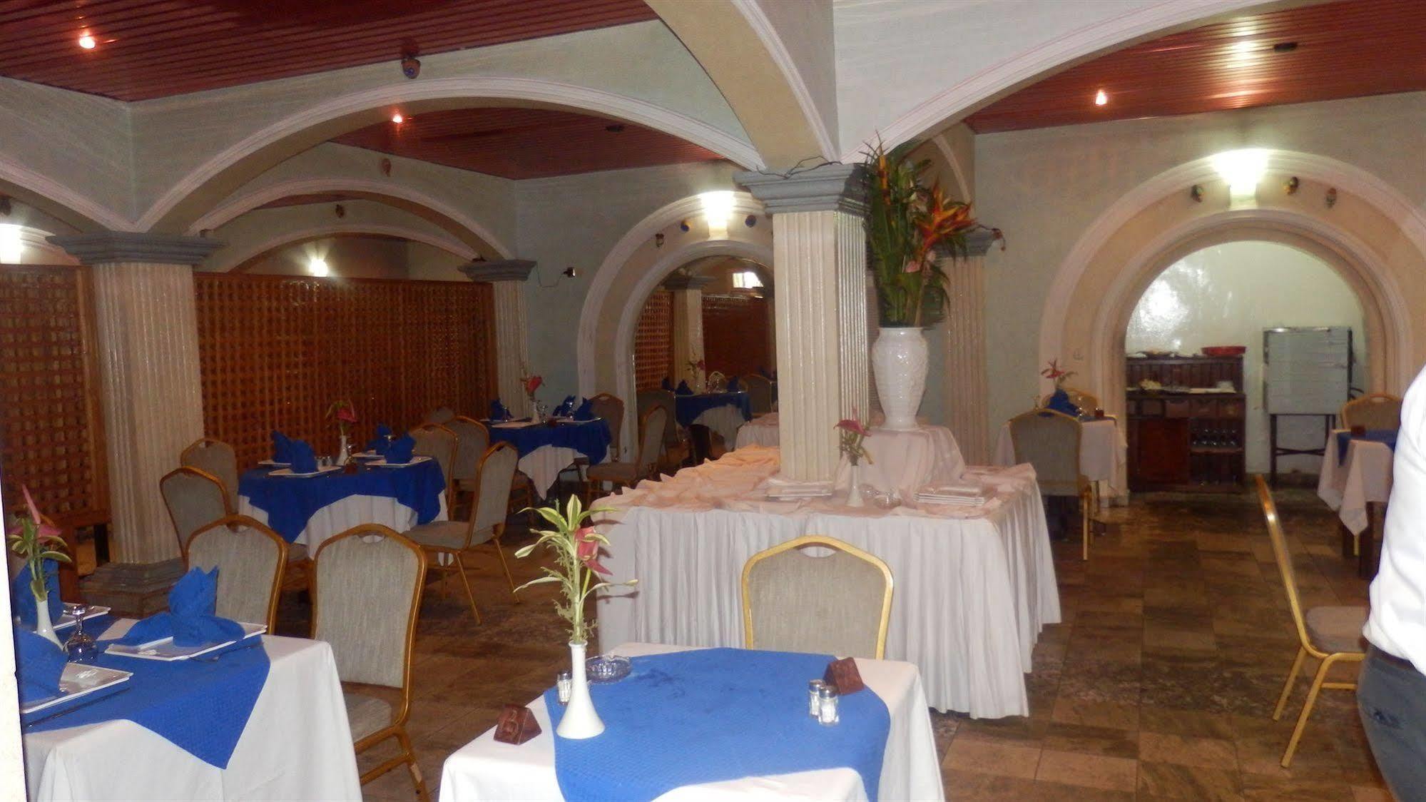 Hotel Royal Palace Douala Esterno foto