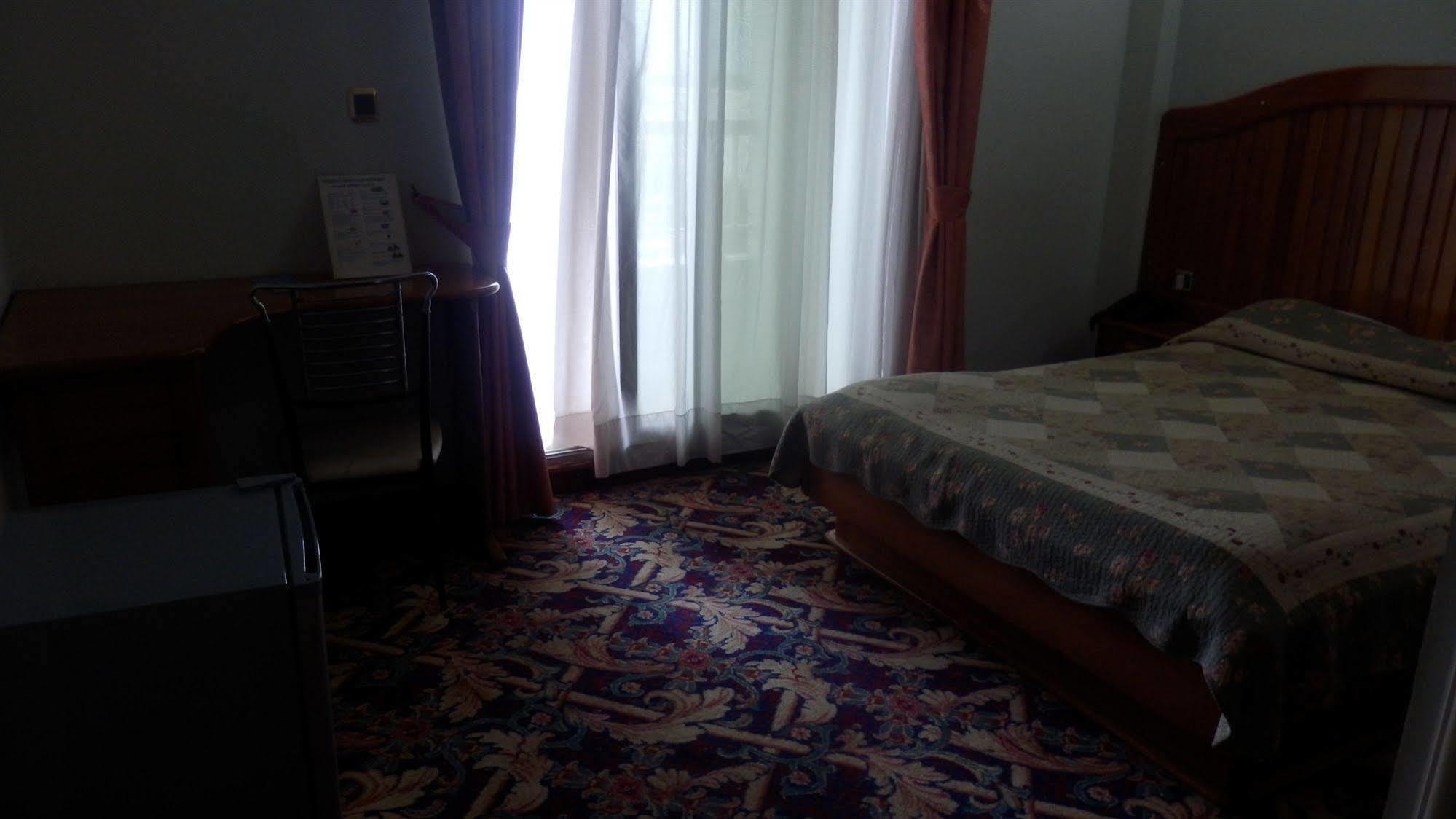 Hotel Royal Palace Douala Esterno foto
